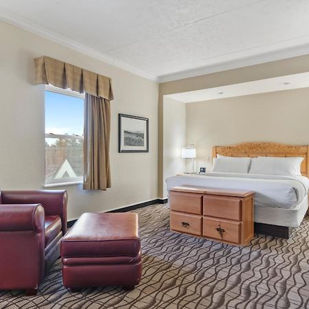 Cherry Tree Inn & Suites Traverse Stadt Exterior foto