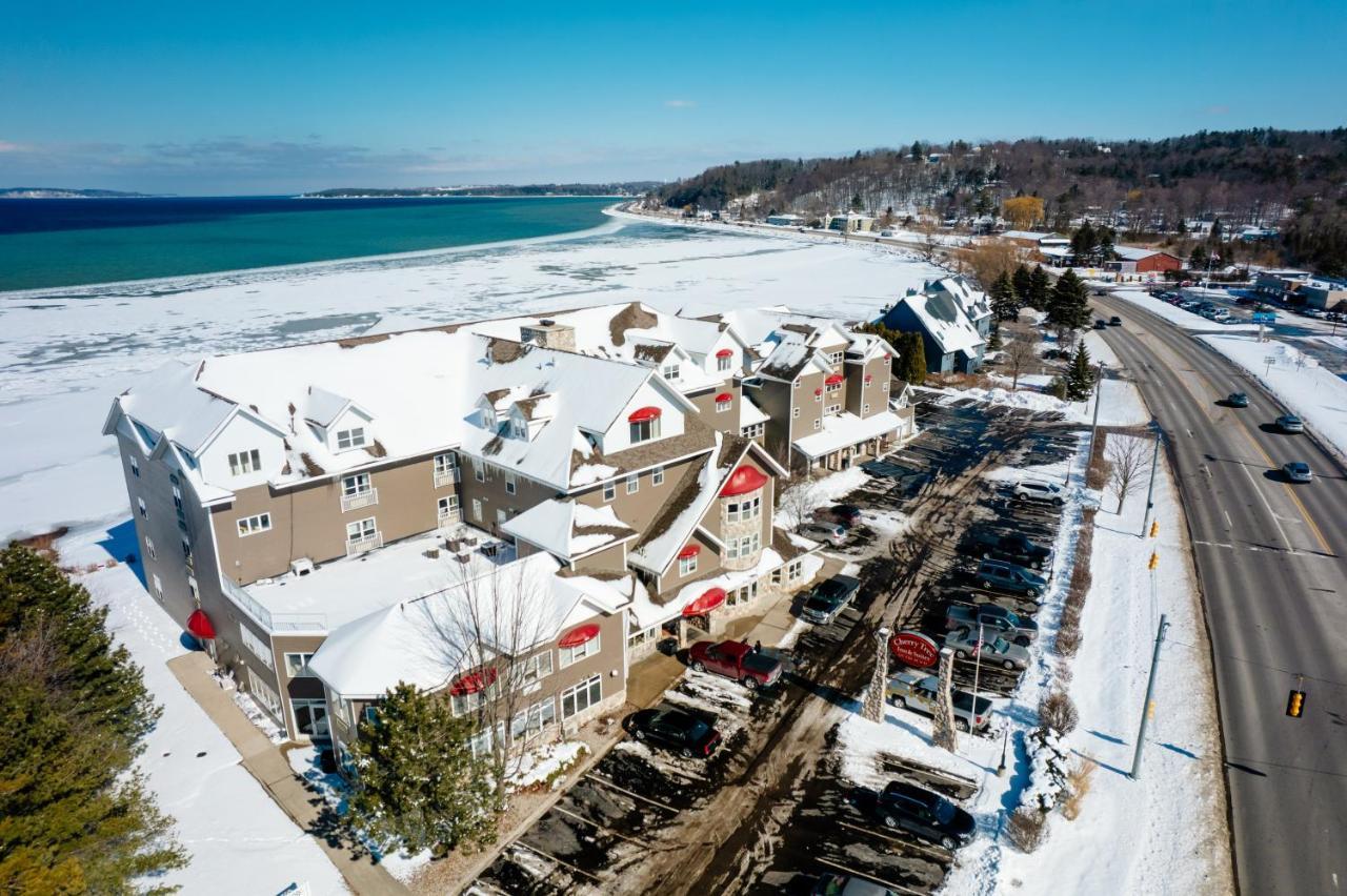 Cherry Tree Inn & Suites Traverse Stadt Exterior foto
