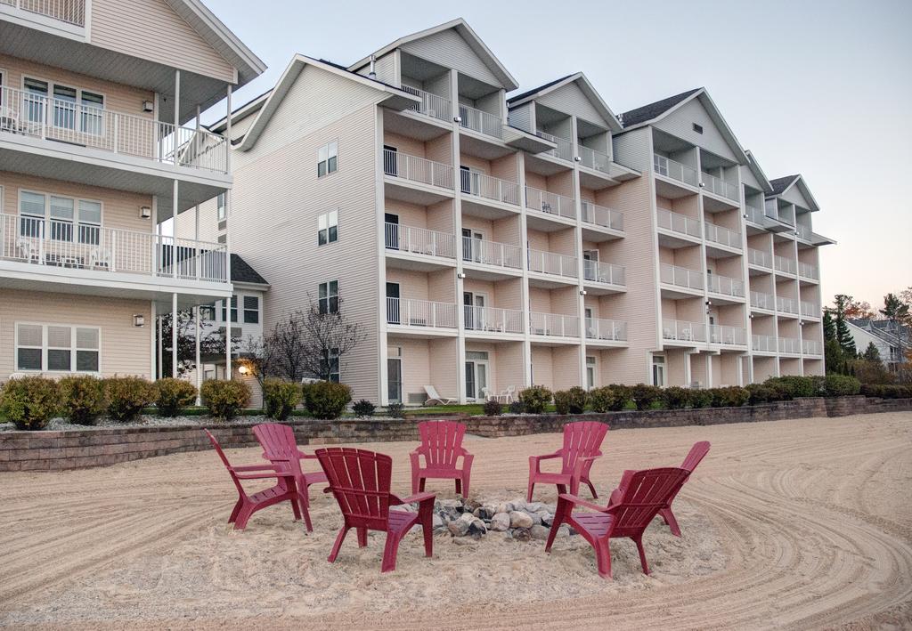 Cherry Tree Inn & Suites Traverse Stadt Exterior foto