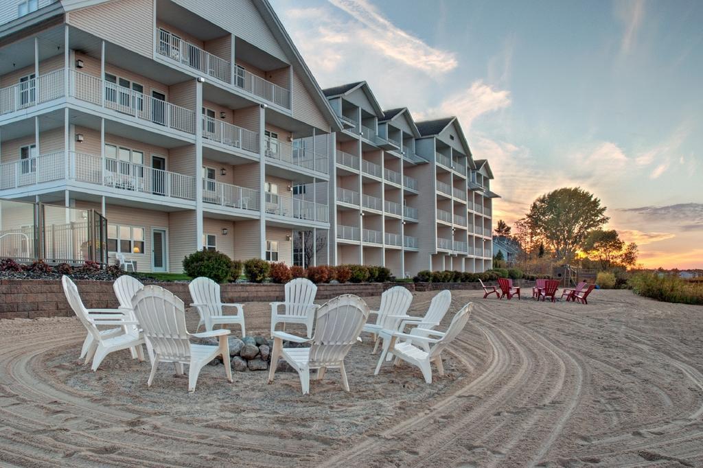 Cherry Tree Inn & Suites Traverse Stadt Exterior foto