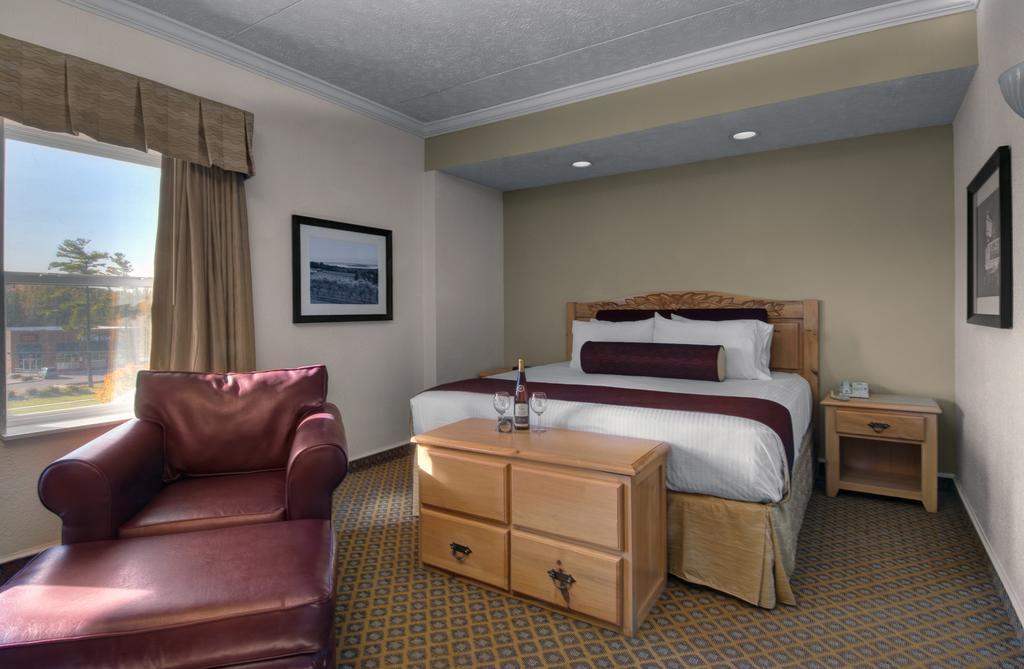 Cherry Tree Inn & Suites Traverse Stadt Exterior foto
