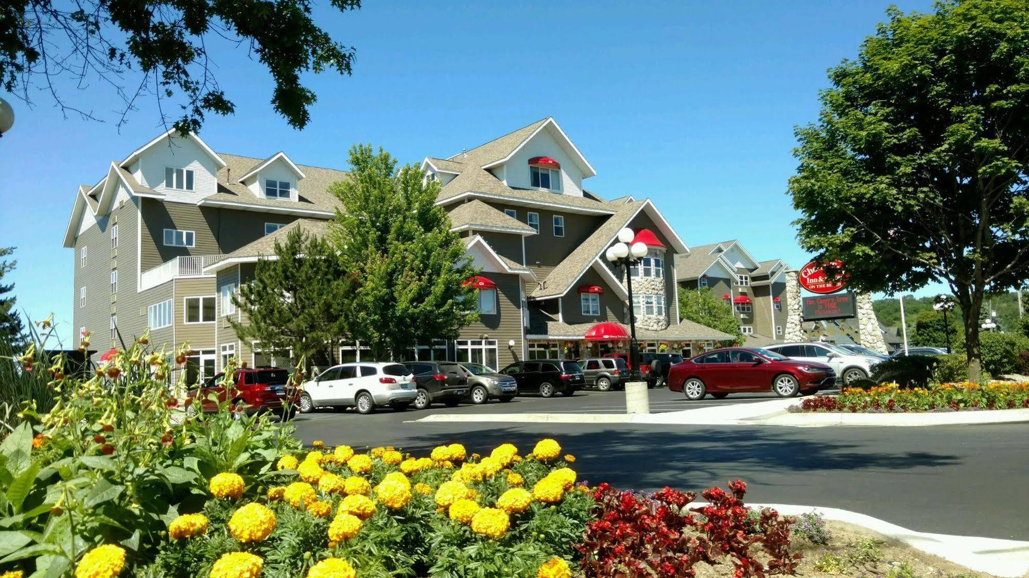 Cherry Tree Inn & Suites Traverse Stadt Exterior foto