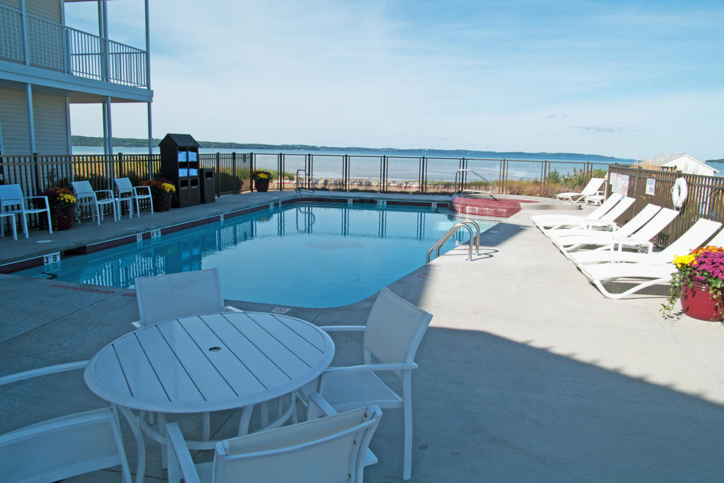 Cherry Tree Inn & Suites Traverse Stadt Exterior foto